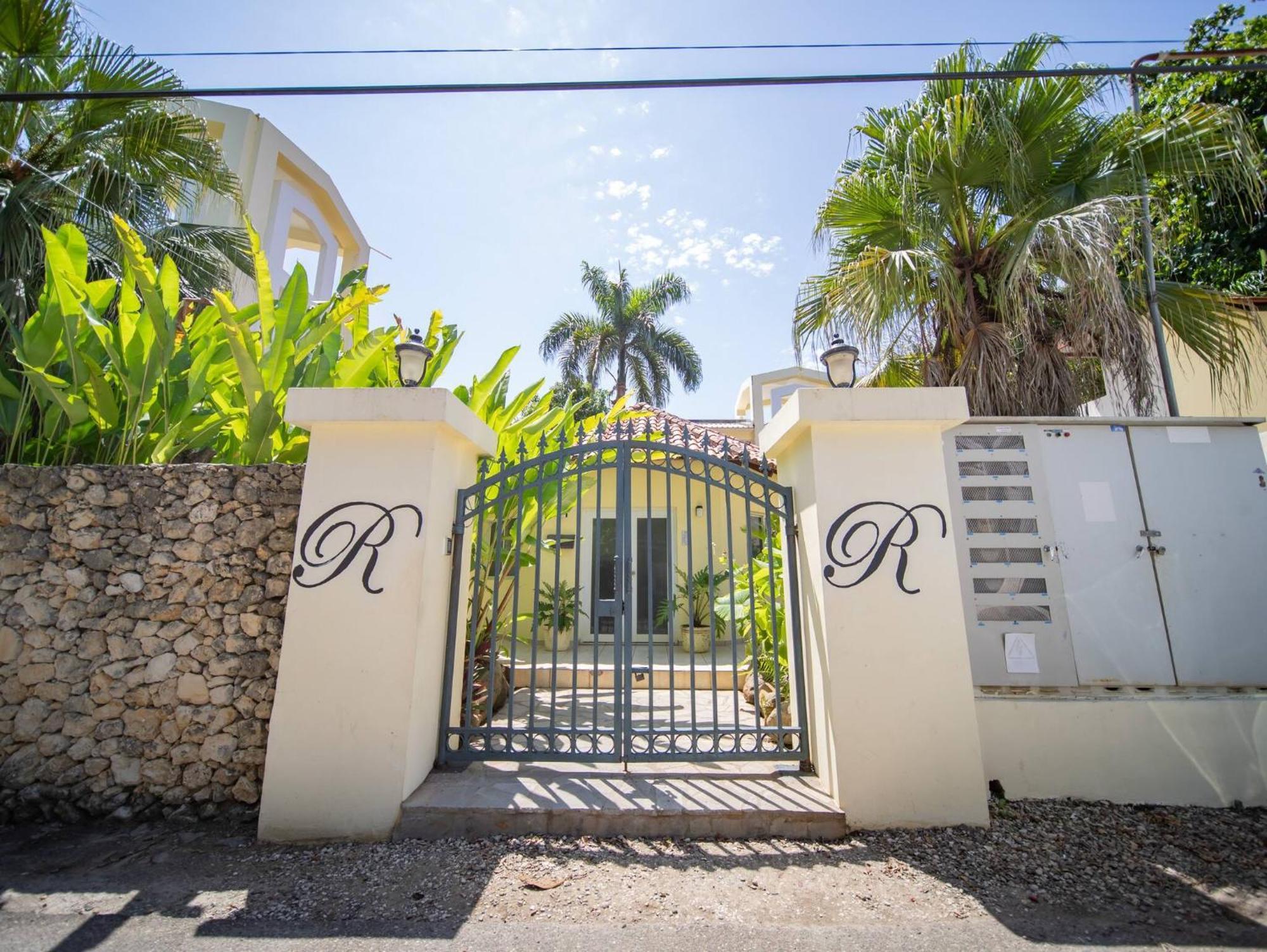 Room In Guest Room - 2Br Caribbean Condo In Cabarete Center 외부 사진
